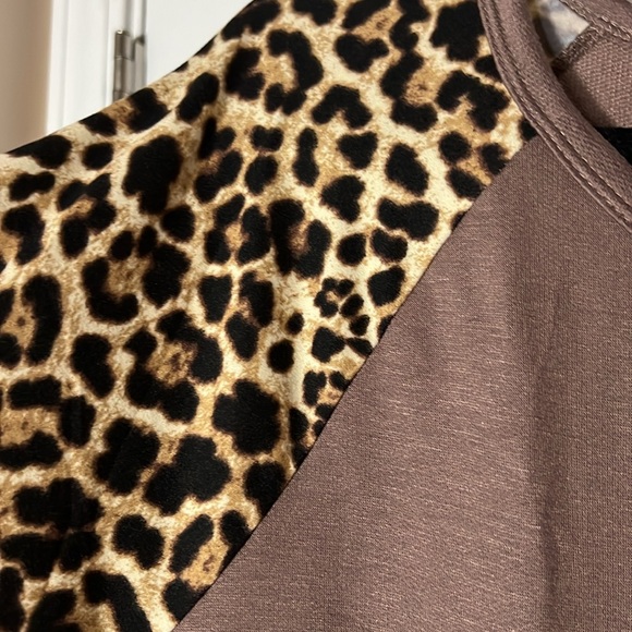 Leopard sleeve tunic size XL - Picture 3 of 6